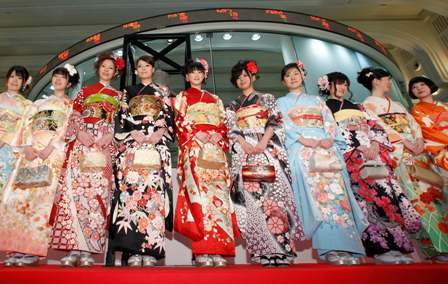 Chicas con kimono en la Bolsa de Tokio