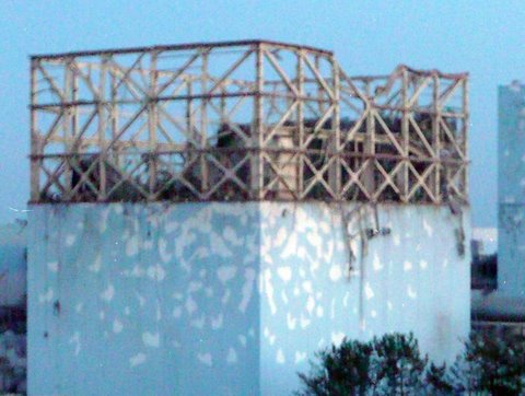 El reactor número 1 en Fukushima tras la explosión del sábado.