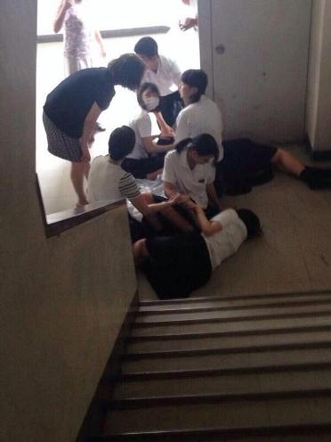 Las chicas caían como moscas, según una testigo (foto Twitter)