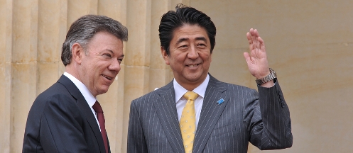 Juan Manuel Santos y Shinzo Abe (foto presidencia.gov.co)