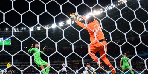 Pese a recibir dos goles, el arquero argelino Rais fue la figura del encuentro (foto Getty Images/FIFA)