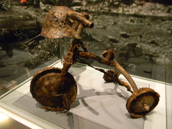 El triciclo que un niño conducía cuando la explosión lo alcanzó. El pequeño murió.