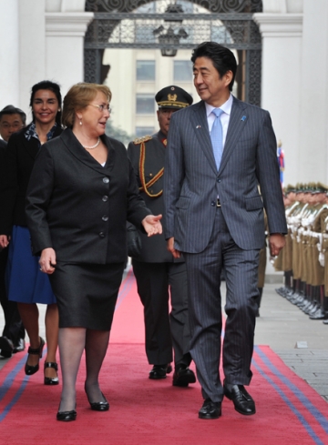 Michelle Bachelet y Shinzo Abe durante visita del primer ministro japonés a Chile (foto gobierno de Japón)