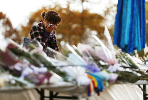 Ofrendas florales por la víctimas de Ontake (Foto Mainichi)