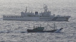 Guardacostas japoneses tras los pescadores chinos.