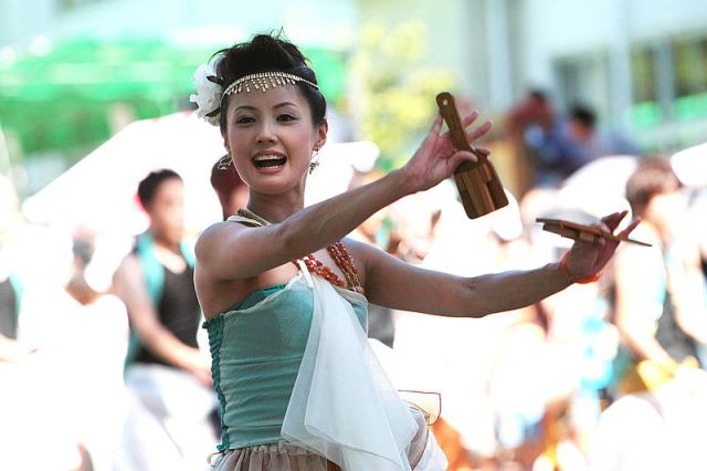 Japonesa en un matsuri (foto flickr.com/photos/yosakoigraffiti)