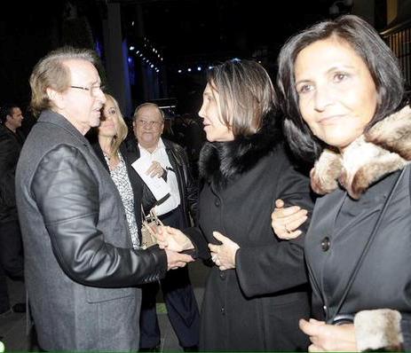 Carlos Villagrán (Quico) saluda a Florinda Meza (Doña Florinda) durante misa (foto Twitter)