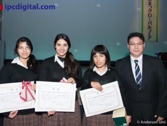 Iris Villafuerte Méndez, Ayako Roca y Ángela Nahomi Zorrilla Ramos con Renato Saito de International Press.