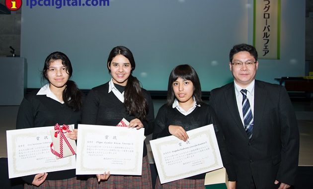 Iris Villafuerte Méndez, Ayako Roca y Ángela Nahomi Zorrilla Ramos con Renato Saito de International Press.