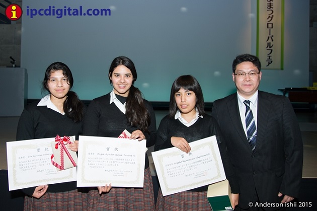 Iris Villafuerte Méndez, Ayako Roca y Ángela Nahomi Zorrilla Ramos con Renato Saito de International Press.