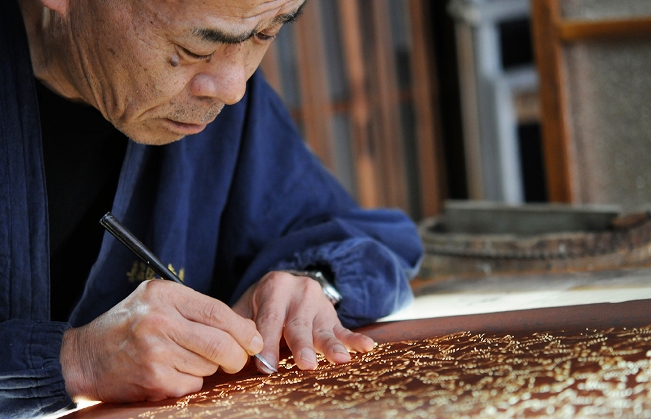 Takeshi Nishimura lleva 43 años en el oficio (foto http://nishimura-yuzen-chokoku.com)