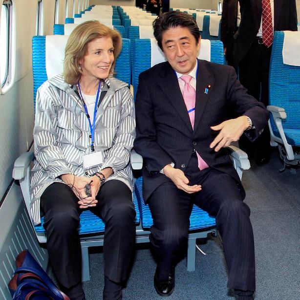 Caroline Kennedy y Shinzo Abe (foto Twitter)