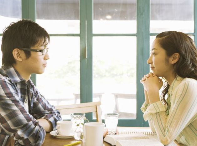 Pareja en café (foto Aiseki Cafe)