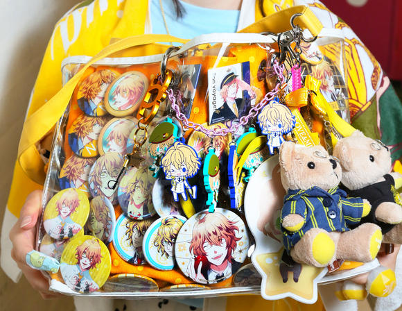 Bolso decorado con pines metálicos (foto Nikkei)