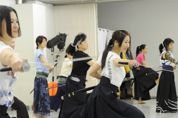 Los ejercicios de katana también ayudan a bajar de peso (foto katana-diet.com)