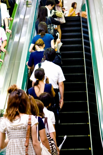 Ya no se debe usar así la escalera, dejando un lado libre para que la gente camine (foto japanhoppers.com)