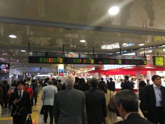 Ajetreo en la estación de Shinagawa al reanudarse el servicio de trenes.