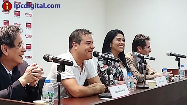Conferencia de prensa de Adolfo y Maricarmen en la Embajada de Perú en Tokio. (Foto Nancy Matsuda)
