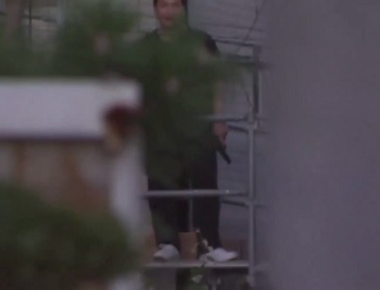 El sospechoso con un arma de fuego.